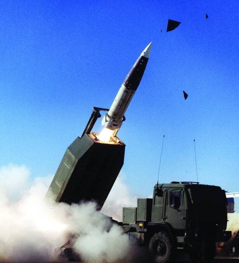 海马斯发射ATACMS陆军战术飞弹的瞬间，ATACMS射程达300公里，但美国尚未提供给乌克兰。（图撷取自美国陆军官网）(photo:LTN)
