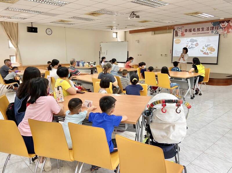 台中市動物保護防疫處於台中市立圖書館南屯分館舉辦「幸福毛孩生活課程」。（市府提供）