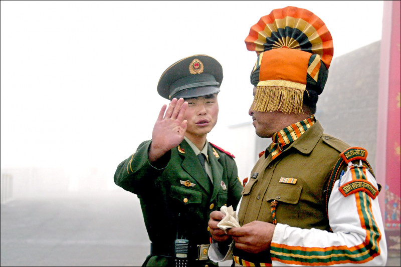 印度称中国在争议边境大兴土木与升级火力是进犯与挑衅之举。图为二○○八年在中印之间乃堆拉边境通道拍摄的中国与印度士兵。（法新社）(photo:LTN)
