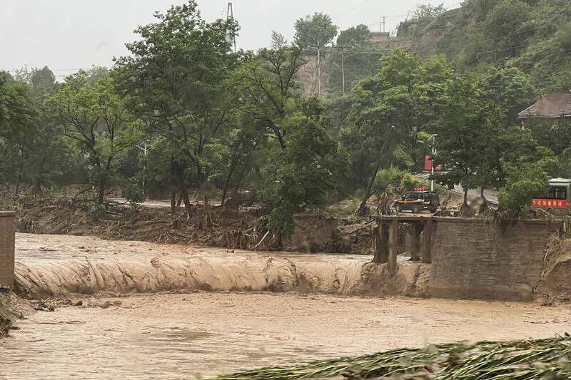 中国西南和西北部的山洪暴发已造成至少12人死亡，数千人受到影响。（美联社）(photo:LTN)