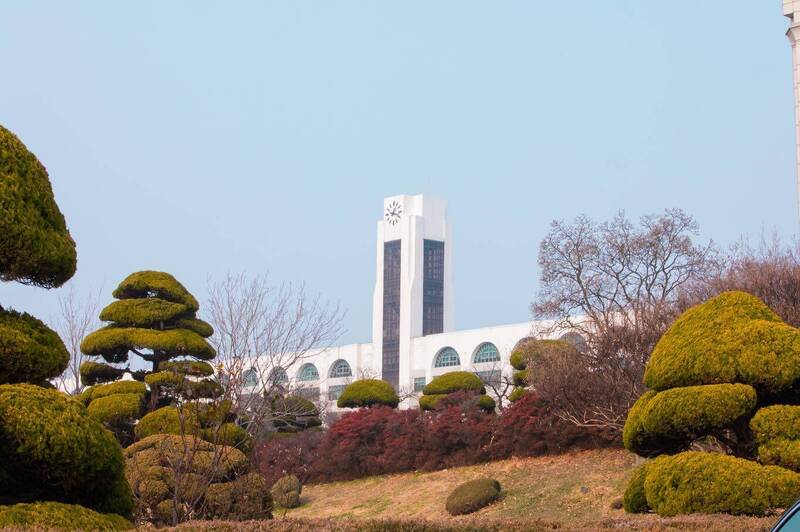 南韓仁荷大學女學生在校園內遭性侵後墜樓死亡，20歲的同校大一男同學涉嫌重大，今（17日）上銬移送仁川地方法院。仁荷大學校園一景。（圖擷自仁荷大學臉書）