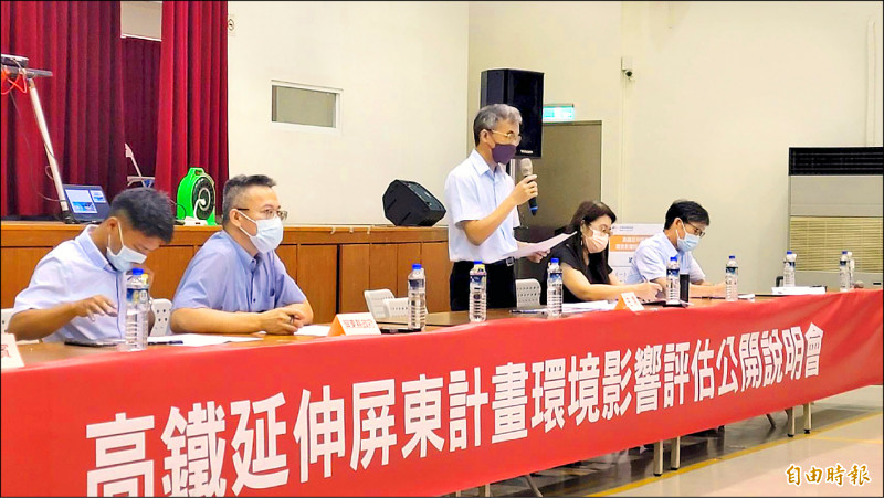 鐵道局總工程司呂新喜，主持高鐵延伸到屏東計畫環境影響評估公開說明會。（記者葉永騫攝）