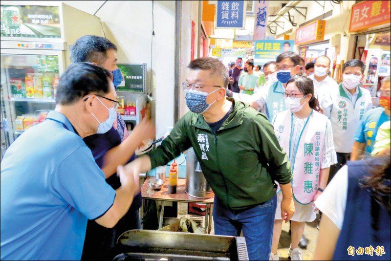 台中市長參選人蔡其昌十七日上午到建國市場向攤商們拜票。（記者蘇金鳳攝）