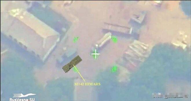 俄军发布的空拍影像，并以「海马斯」实际影像作对比。（影片撷图）(photo:LTN)