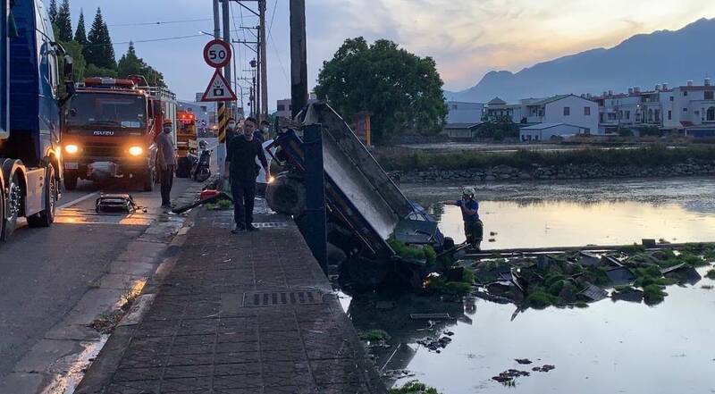 農用搬運車被追撞後連人帶車衝入路邊水田，王姓駕駛傷重送醫不治。（記者陳賢義翻攝）