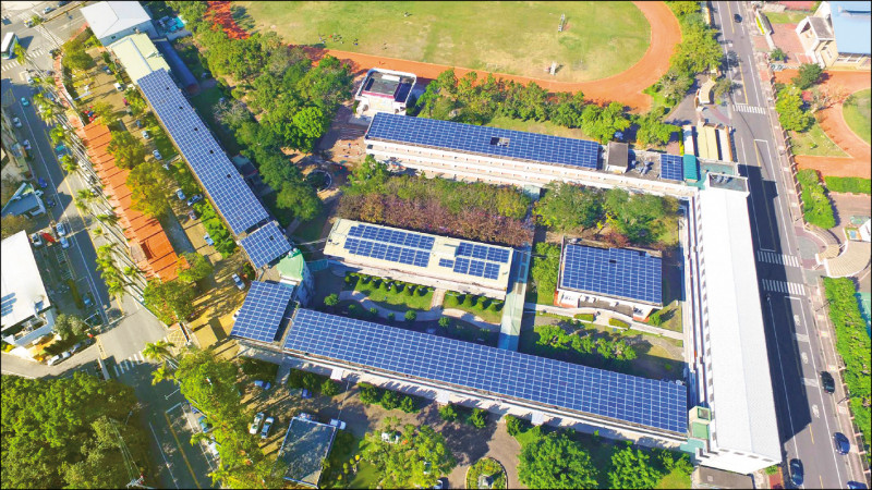 彰化縣北斗國中先天條件好，校園占地大，建築物也多，屋頂種電的回饋金每年約75萬元到83萬元。（彰化縣府提供）