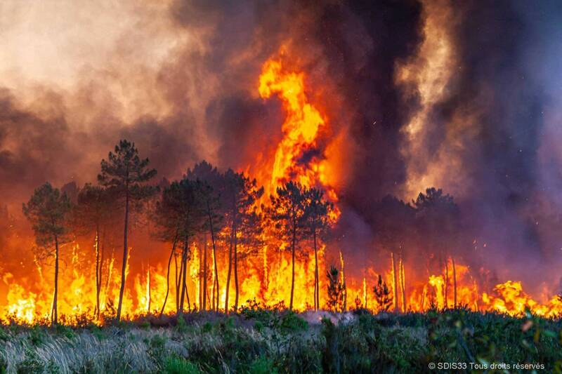 欧洲遭受热浪侵袭，引发野火难灭。图为法国南部在当地时间17日再爆野火。（美联）(photo:LTN)