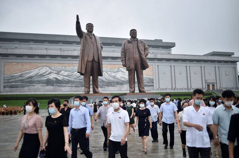 北韩官媒朝鲜中央通讯社于18日宣称，北韩正在「化解疫情危机」的路上。图为本月8日北韩民众纪念金日成逝世28週年的画面。（法新社）(photo:LTN)
