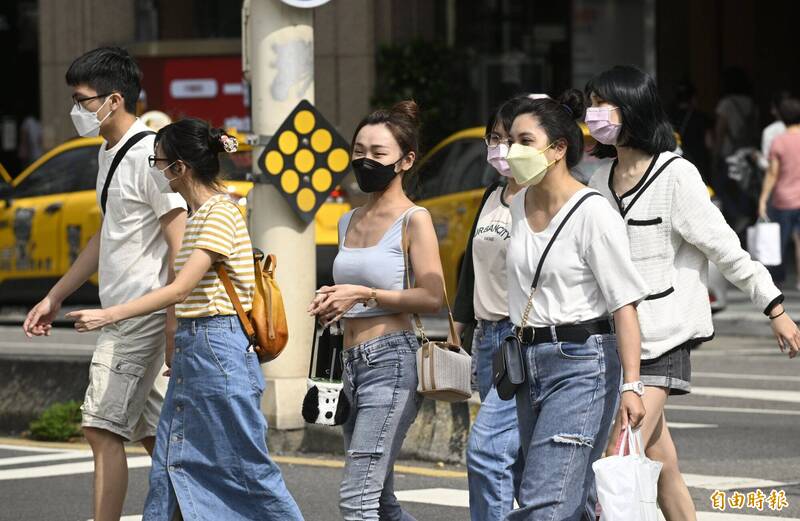 今各地高溫普遍在32至36度，大台北及東半部局部地區都有機會出現36度以上高溫。（資料照）