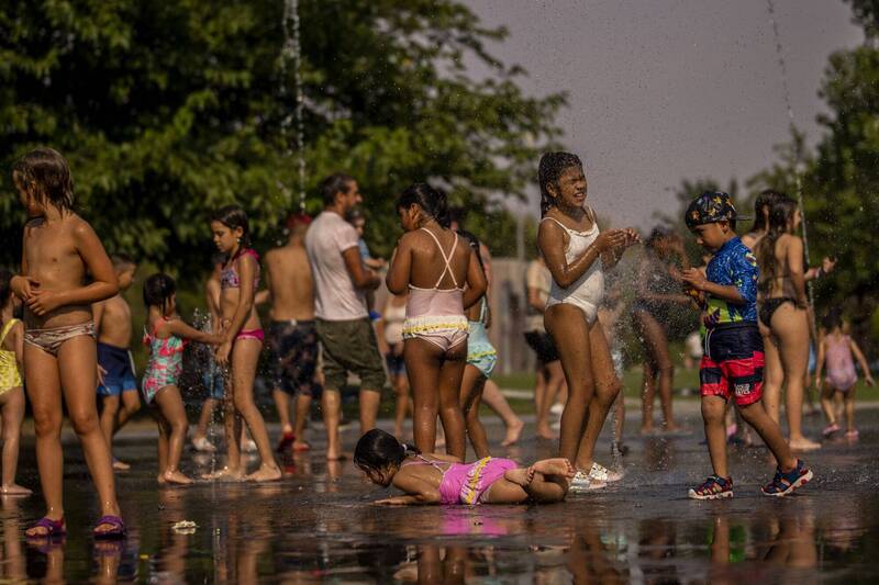 热浪侵袭下，西班牙民众消暑。（美联）(photo:LTN)