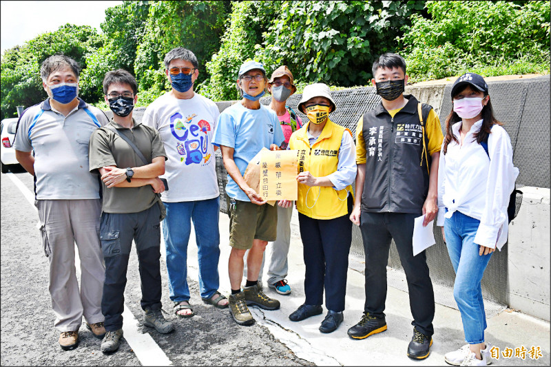 環團人士向交通部官員及立委陳椒華（右三）亖陳情保護陸蟹。（記者蔡宗憲攝）