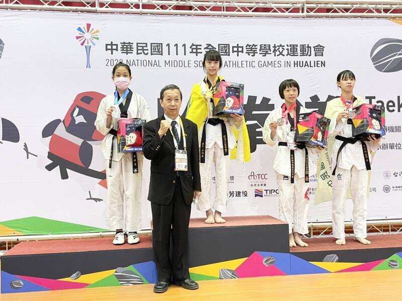 竹東國中羅雅薰獲全中運國女組46公斤級銀牌,為縣爭光!(竹縣府提供) 竹東國中羅雅薰獲全中運國女組46公斤級銀牌,為縣爭光!(竹縣府提供)