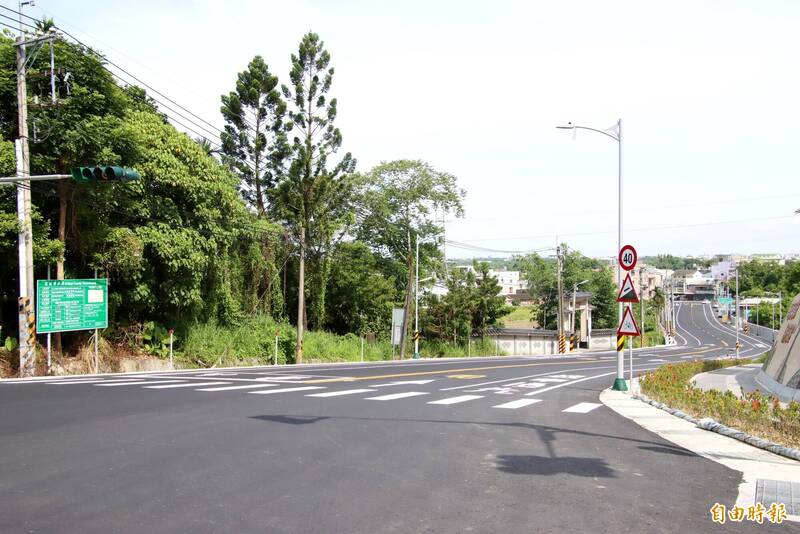 嘉138線拓寬工程竣工，道路寬敞。（記者林宜樟攝）