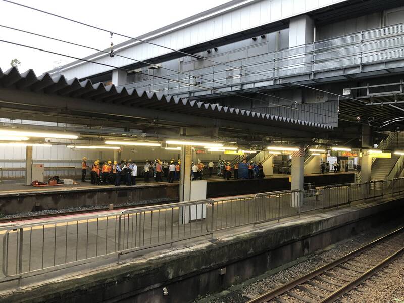 神户市19日发生跳轨轻生事故，跳下月台的男子当场惨死，其遗体被列车撞回月台，击中4名女子。（图翻摄自推特）(photo:LTN)