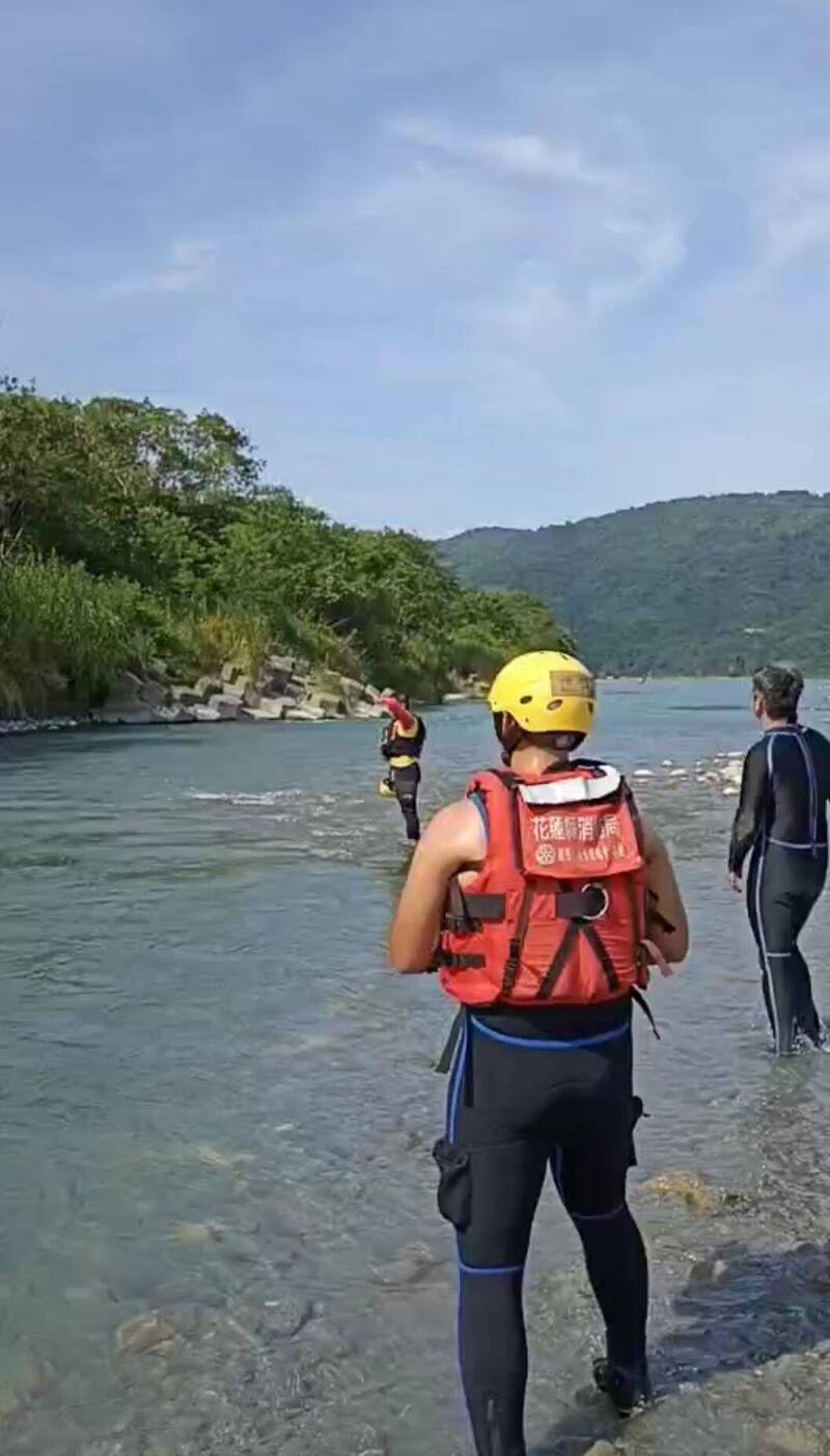 花蓮鳳林中興橋下玩漂漂河，泳圈翻覆遊客溺斃。（民眾提供）