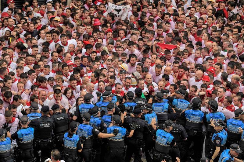 西班牙最高法院宣告，废除警察考试中女性须160公分以上才能应考的规定。图为在奔牛节中试图管控推挤人潮的西班牙警察。（法新社资料照）(photo:LTN)