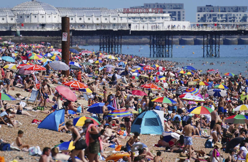 英國今日迎來了該國「史上最熱日」，高溫達40.2度。英國南部度假勝地布萊頓（Brighton）的海灘也擠滿了前來避暑的遊客。