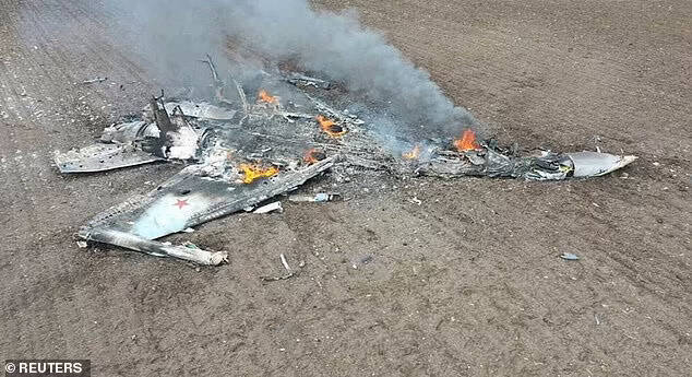 乌国军方宣布，19日在乌南新卡霍夫卡地区击落一架俄军战机，初步研判是Su-35。图为4月3日遭击落的Su-35S战机残骸（路透）。(photo:LTN)