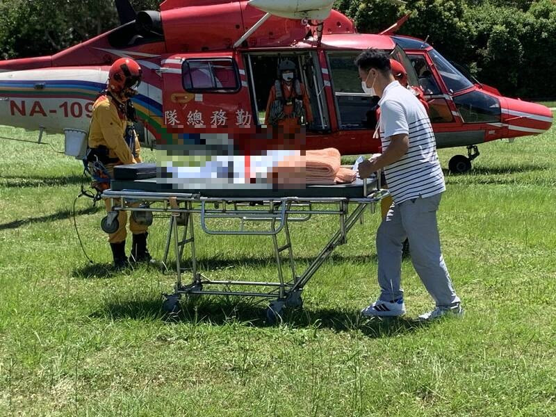 粘男遺體由空勤總隊直升機吊掛運送到東勢河濱公園。（記者歐素美翻攝）