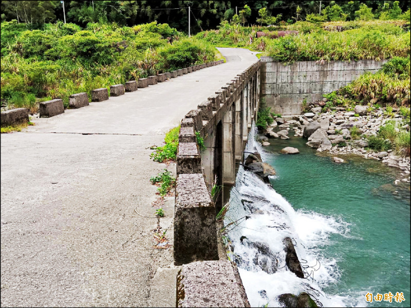 阿里山鄉豐山村「行天一號橋」被土石流沖毀後，以便橋通行逾二十年。（記者蔡宗勳攝）