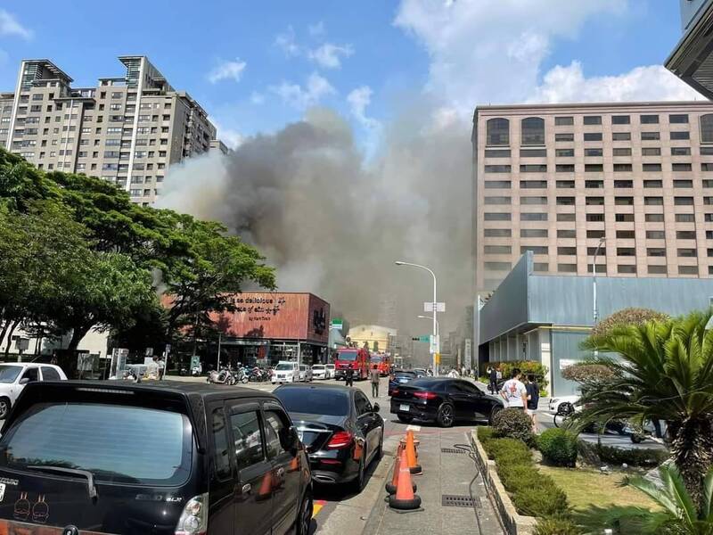 中市北屯區1家餐廳起火，一度濃煙密佈，幸好沒有傳出人員傷亡。（記者張瑞楨翻攝）