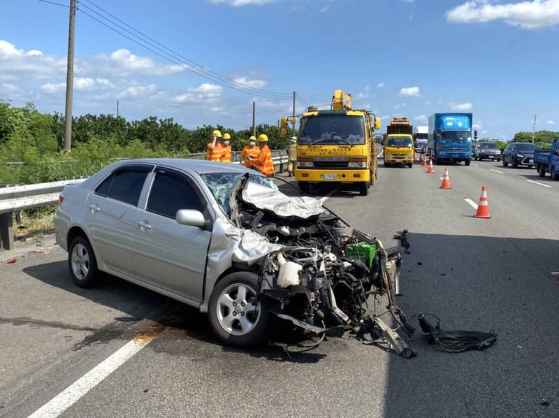 小轎車疑失控撞上外側護欄，再彈回停在外車道和路肩中。（讀者提供）