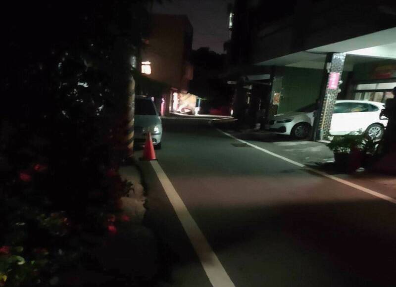 花壇鄉今晚傳出路燈大停電，多個村落的道路路燈都未點亮，一片黑漆漆。 （花壇鄉代翁啟祐提供）