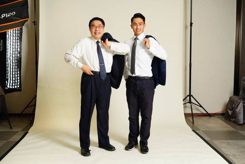 台南市長黃偉哲與中西區議員沈震東的「型男照」。(擷自臉書) 台南市長黃偉哲與中西區議員沈震東的「型男照」。(擷自臉書)