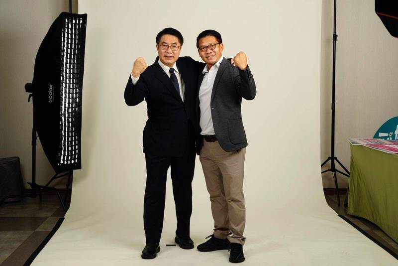 台南市長黃偉哲與仁德區議員郭鴻儀「哥倆好」合照。(擷自臉書) 台南市長黃偉哲與仁德區議員郭鴻儀「哥倆好」合照。(擷自臉書)