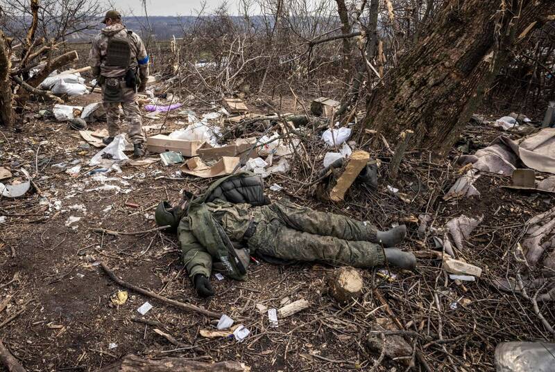 CIA局长伯恩斯表示，美国情报界估计俄罗斯在乌克兰的死亡人数已达到1.5万人。图为3月在哈尔科夫一带战死的俄军士兵。（法新社）(photo:LTN)