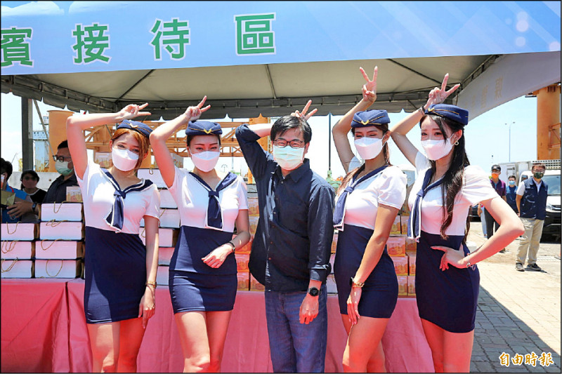 市長陳其邁（中）昨上午出席興達漁港修造船區暨海洋遊憩設施BOT案簽約儀式，與會場接待人員俏皮合影。（記者李惠洲攝）