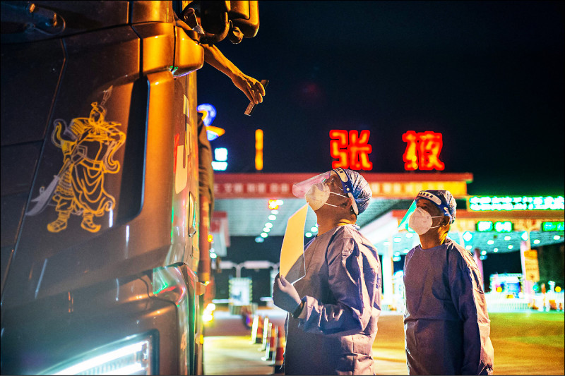 中国防疫人员查验卡车司机身分。（法新社）(photo:LTN)
