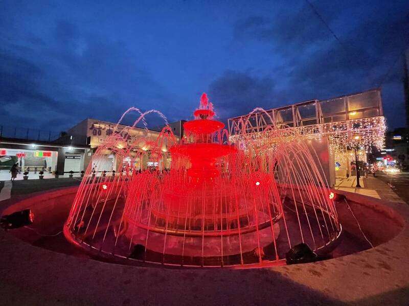 「水幕光影展風華」是運用站前廣場的藝術雕像噴水池，定時以LED染色燈，將藝術雕像噴水池染上絢麗色彩，光彩奪目。 （參山處提供）