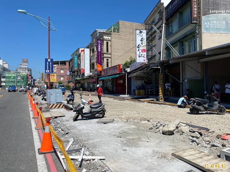 羅東鎮維揚路人行道工程，降低顧客購物意願，引起附近店家反彈。（記者蔡昀容攝）