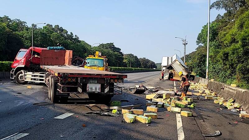 國道1號北上154公里苗栗縣三義路段發生拖板車追撞快遞貨車事故，拖板車打橫占用3線車道，貨物散落車道，後方車流嚴重回堵。（記者張軒哲翻攝）