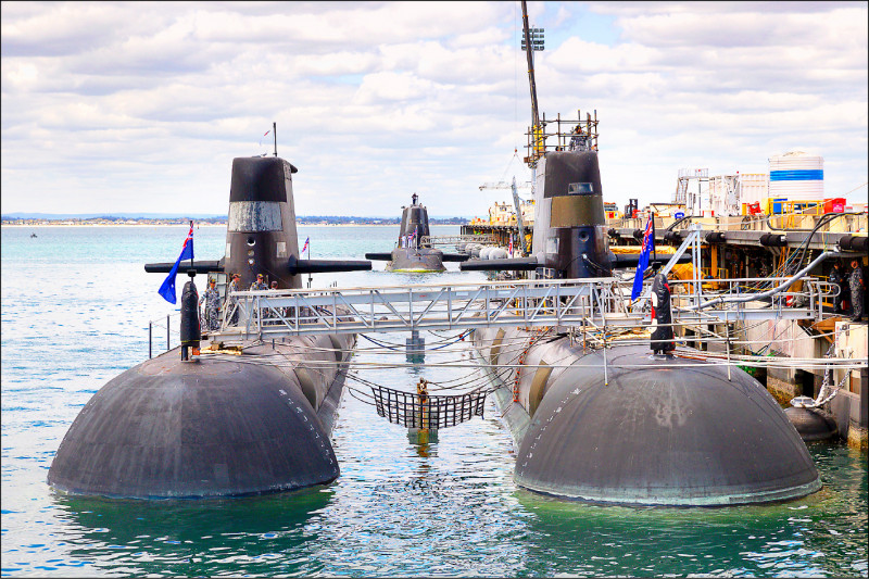 澳洲位于皇家海军史特灵基地的两艘柯林斯级潜舰（前），去年十月廿九日迎来英国皇家海军核动力战术潜艇「机敏号」（后）。（欧新社档案照）(photo:LTN)