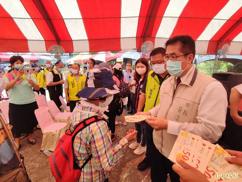 玉井芒果節登場，適逢大暑，市長黃偉哲發放芒果冰棒，讓遊客清涼一下。（記者吳俊鋒攝）