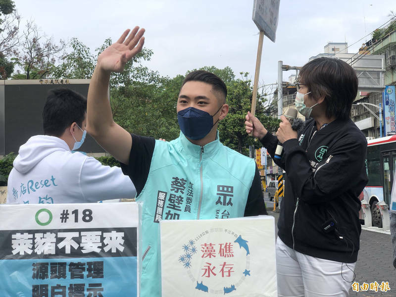 民眾黨新北市新莊選區參選人陳世軒下午到新莊警分局報案恐嚇，指稱競選服務處同事接到要他別出席行政院長蘇貞昌行程的電話，他因團隊成員心生恐懼報案。（記者吳仁捷翻攝）