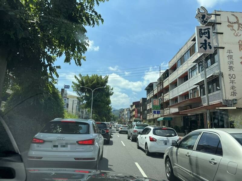 民眾到大雪山遊玩，結果沿途大塞車。（民眾提供）