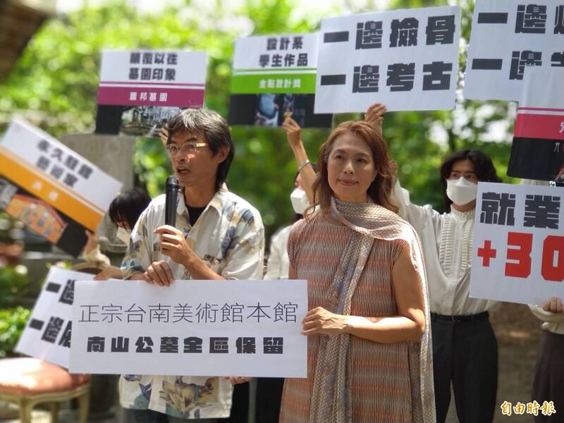 台南市長參選人商毓芳（右）說，「南山公墓」則是台灣精神上、文化上的「護國神山」。（記者蔡文居攝）