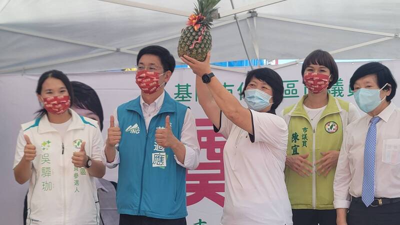 基隆市議會民主進步黨黨團總召鄭文婷（圖中持鳳梨者）服務處今天（24日）喬遷，搬遷至基隆市仁二路253號；民進黨立委蔡適應表示，期望年底基隆市長與議員選舉能全壘打。（圖為立委蔡適應服務處提供）