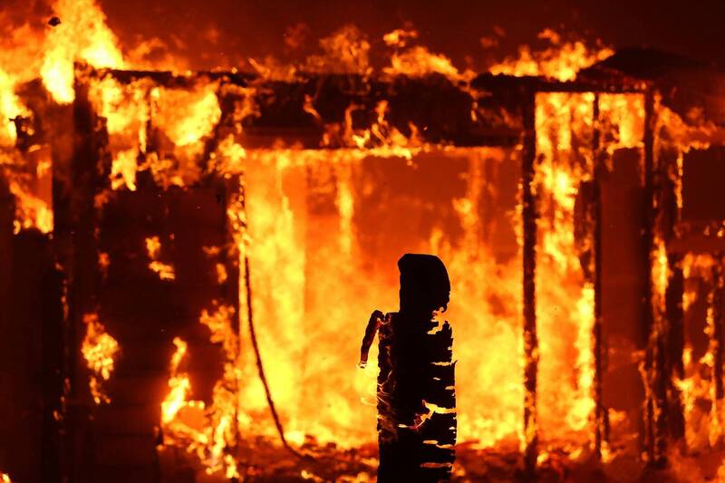 美国加州优胜美地国家公园附近发生野火，当局已命令6000多名居民紧急疏散。（法新社）(photo:LTN)