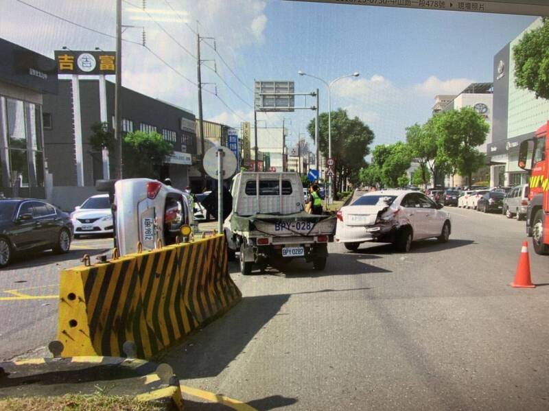 陳男駕駛小客車疑未注意車前狀況，撞擊前方小客車後側翻再撞對向小貨車。（記者歐素美翻攝）