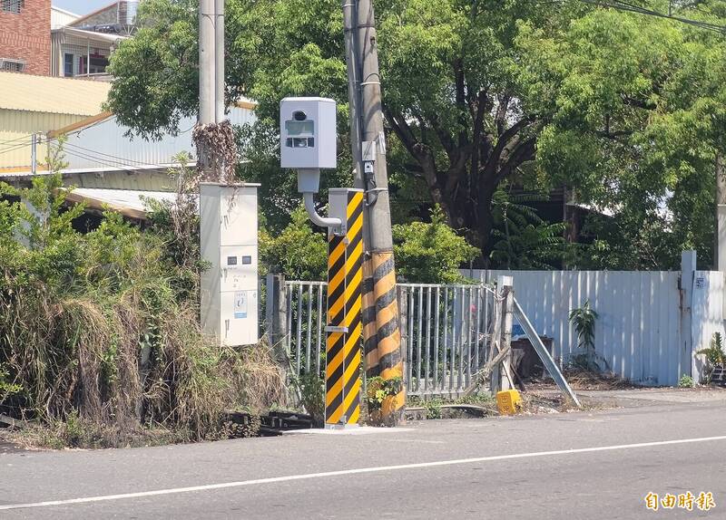 彰化縣社頭鄉員集、崙繞路路口測速桿，設立2個多月「閃」了6450張超速罰單，平均一天75張，被封為彰化「測速王」。（記者陳冠備攝）