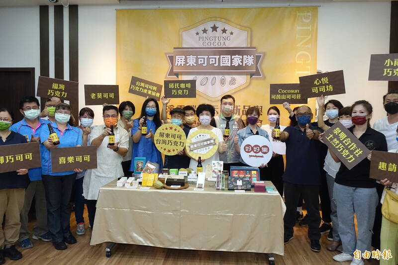 屏東可可研發出各種不同的產品（記者葉永騫攝）