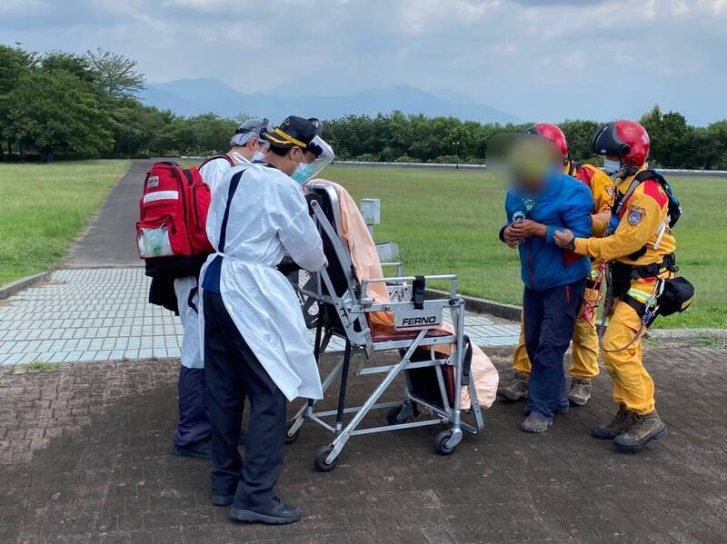 登塔塔加山友疑似高山症發作，空勤總隊直升機將山友載送至朧祥公園後送醫，幸無生命危險。（高市消防局提供）