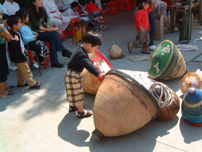 黃建義向大家保證，大溪大陀螺每一顆都是「實心實木」的沒有例外。（黃建義提供）