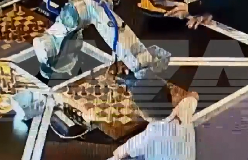 俄罗斯7岁男童在和机器人下西洋棋时，遭机器人折断手指。（图撷自@russian_market推特）(photo:LTN)