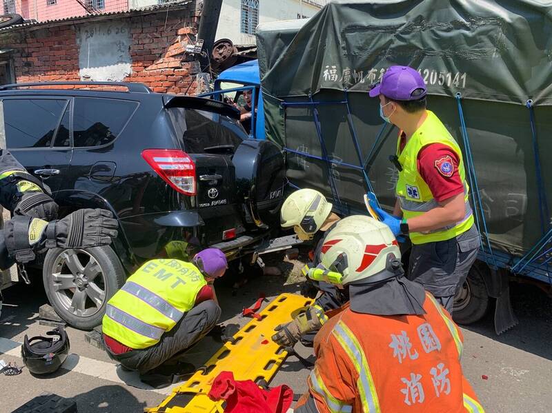 桃園大溪自小貨車駕駛追撞騎機車老婦人車禍，被撞老婦人受困車底，由消防人員協助救援。（記者李容萍翻攝）