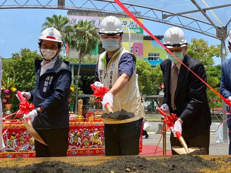 針對柯志恩主張儘速評估第二條旗津過港隧道，簡煥宗（中）表示去年7月就做了。（記者王榮祥翻攝）